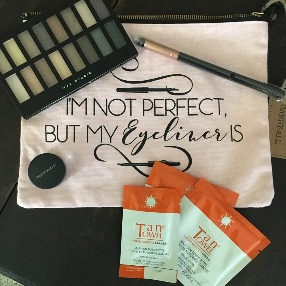 Makeup bag in Pink comes with eyeshadow pallet